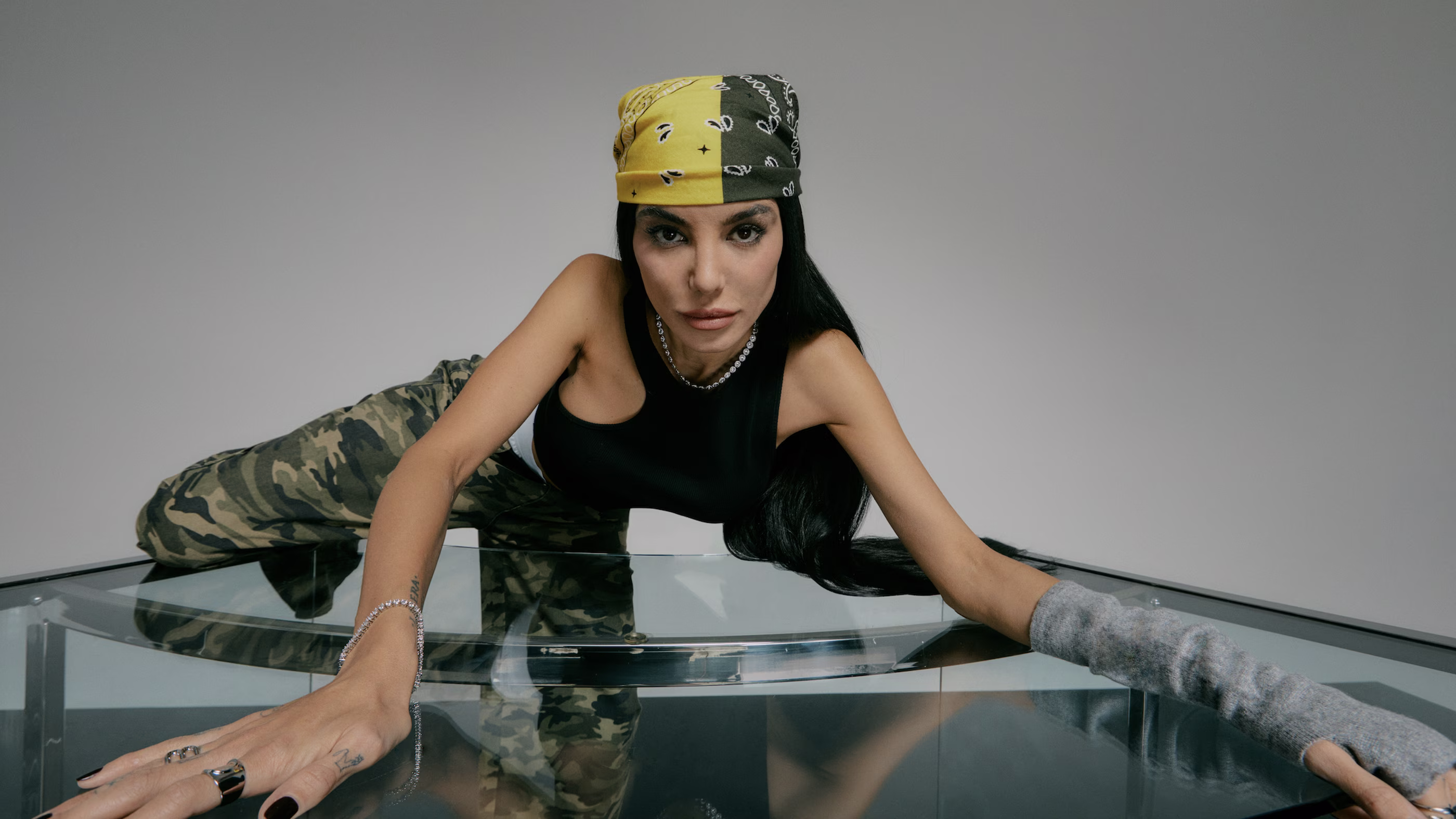 Chiara Biasi co-created by ABOUT YOU: Im Stil der 90er Jahre präsentiert die italienische Content Creatorin ihre erste exklusive Kollektion mit dem Online-Fashion-Store