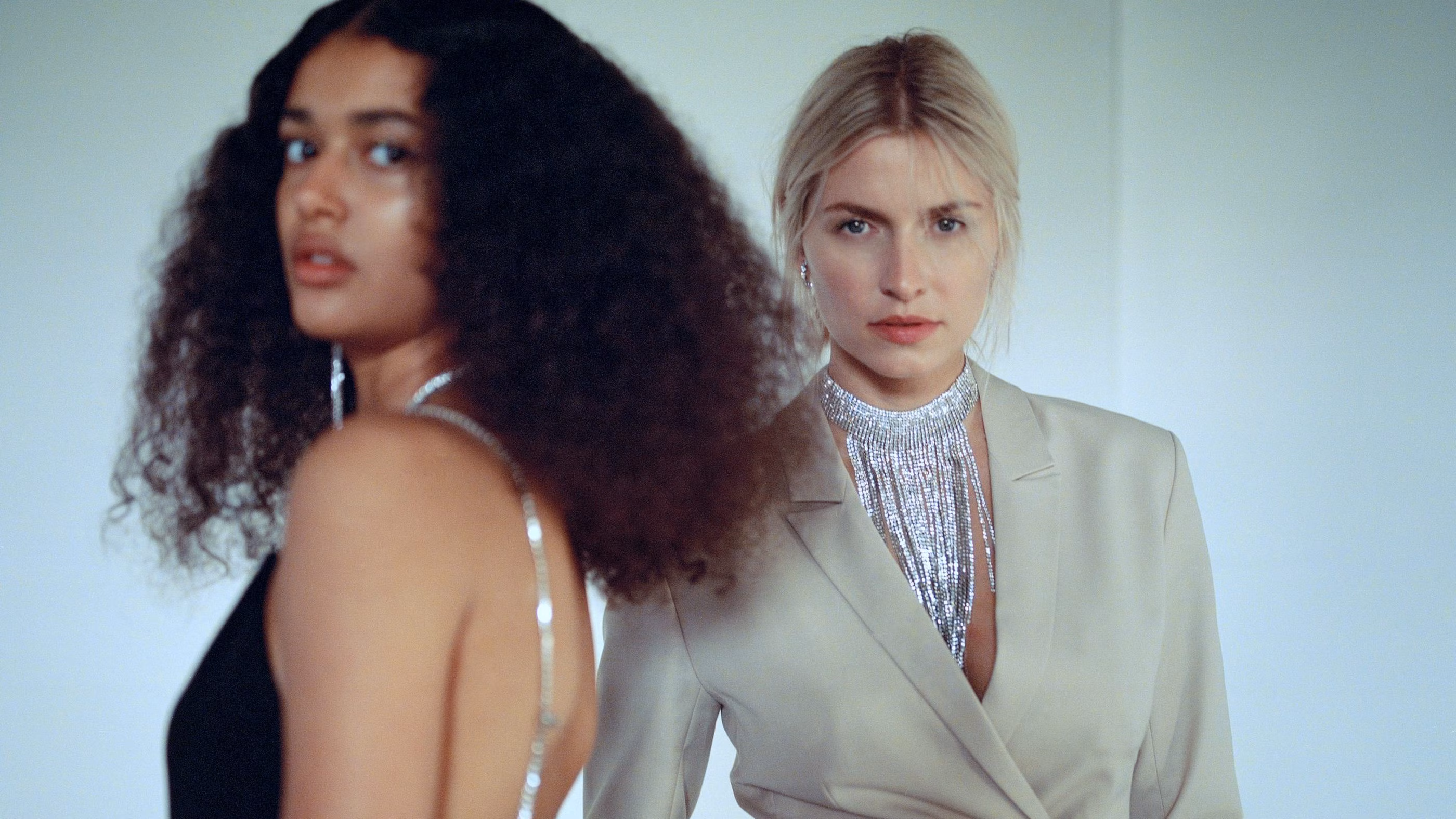 Die schönste Zeit des Jahres naht: ABOUT YOU und LeGer by Lena Gercke präsentieren ihre Festive Collection