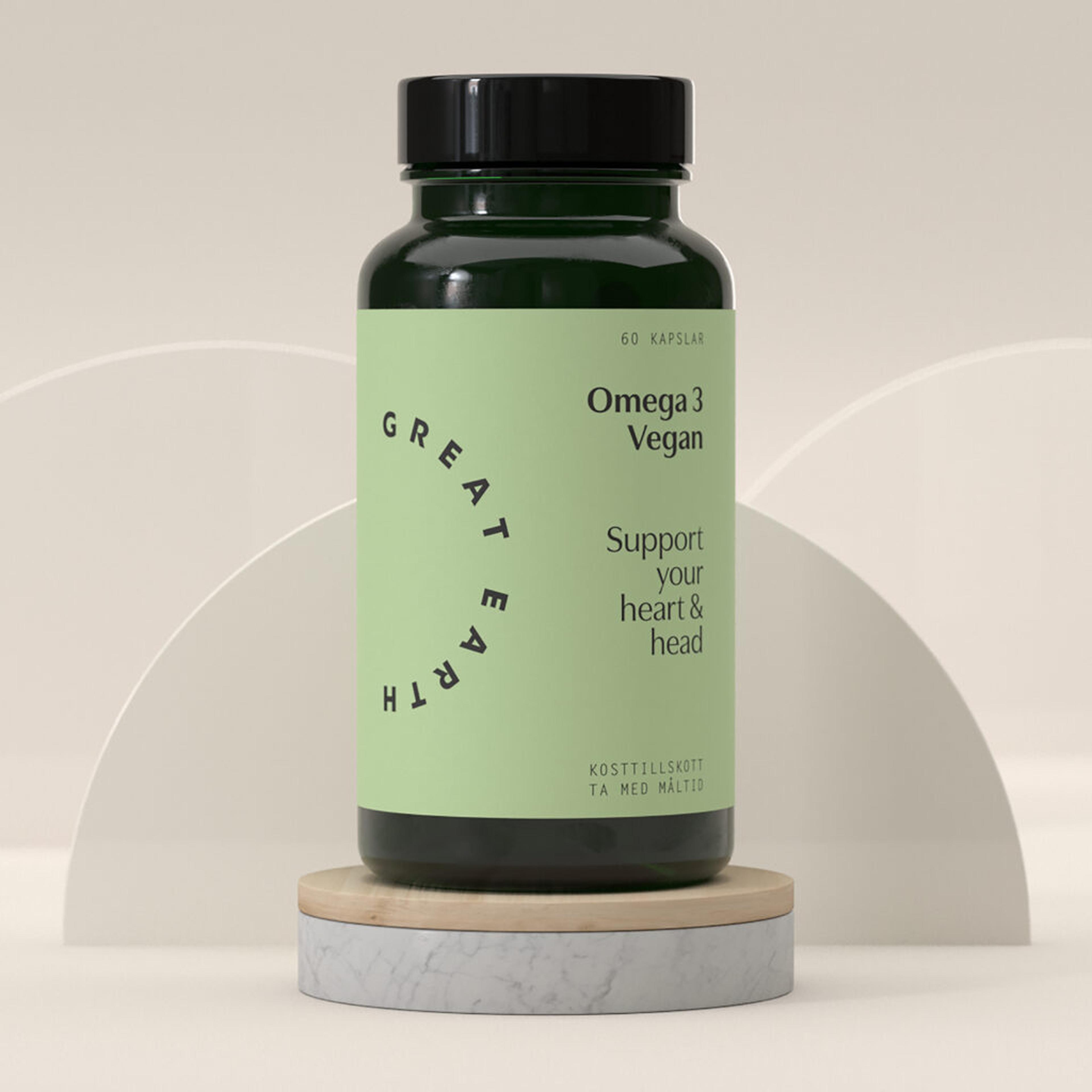 En mörk burk med Great Earth Omega 3 Vegan på ett runt podium mot en neutral bakgrund