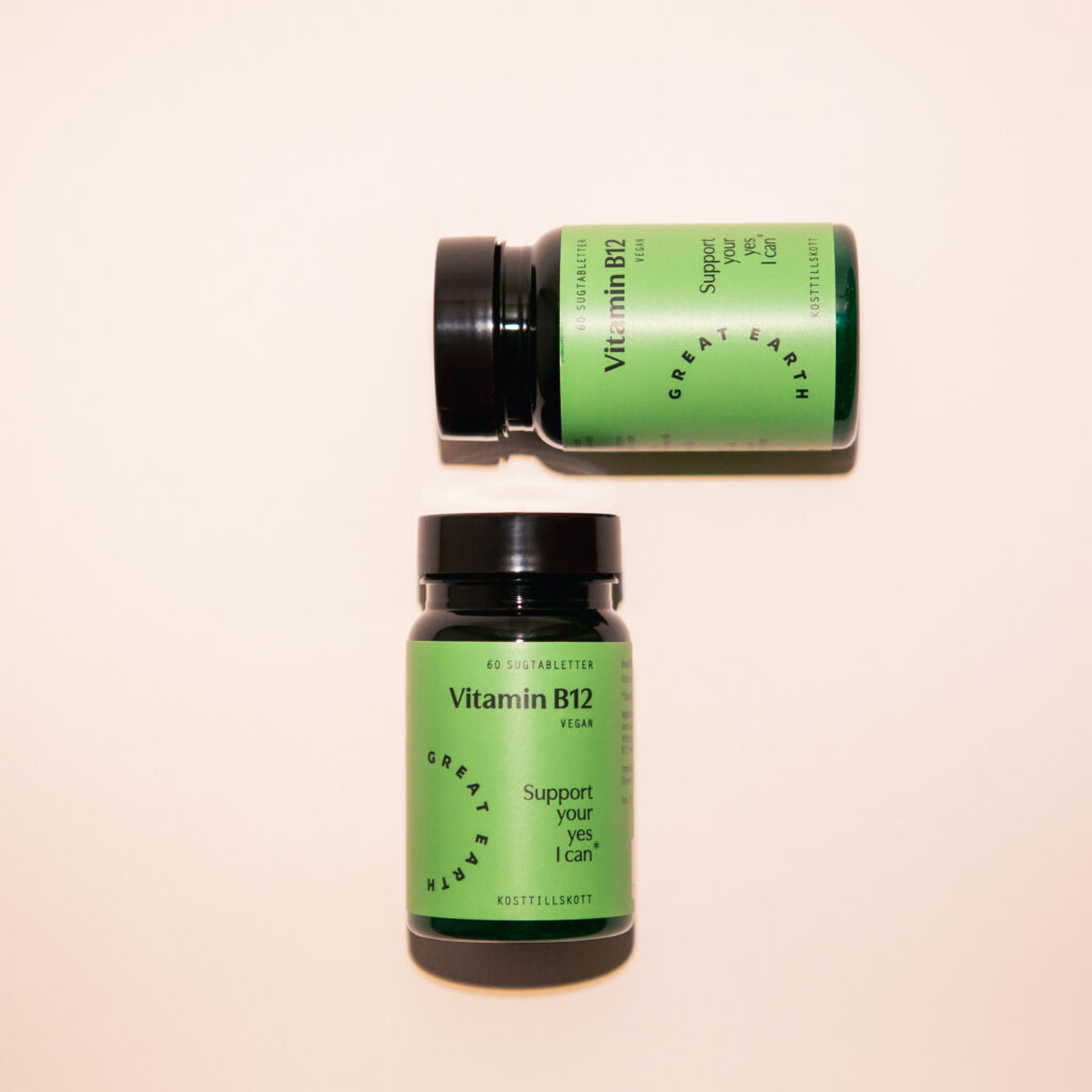 Två burkar Great Earth Vitamin B12 mot en beige bakgrund, en stående och en liggande