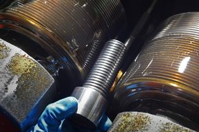 Thread rolling a Socket cap screw DIN912 / ISO4762