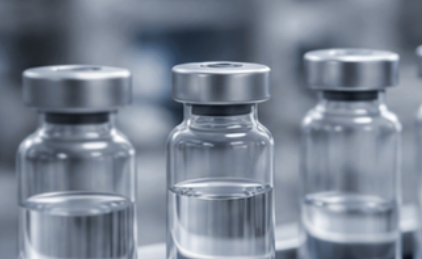 Viales farmacéuticos con diferentes niveles de llenado sobre una línea de producción para inspección automática mediante visión artificial.