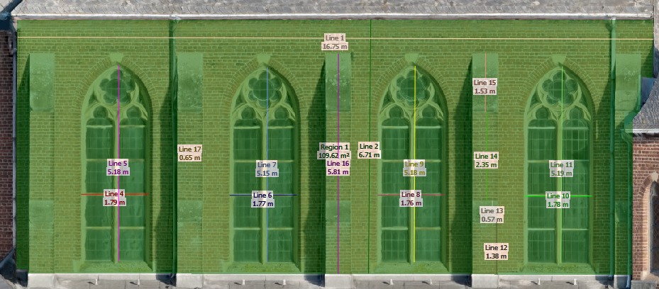 Dronenaufnahme einer Fassade eines Altbaus