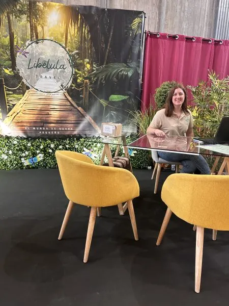 Equipo de Libélula Travel en su stand en la feria de bodas LOVE DAY en Santander, Cantabria. Ayudándote a organizar tu luna de miel.