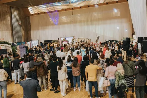 Multitud participando en sorteos y actividades en la feria de bodas LOVE DAY en Cantabria.