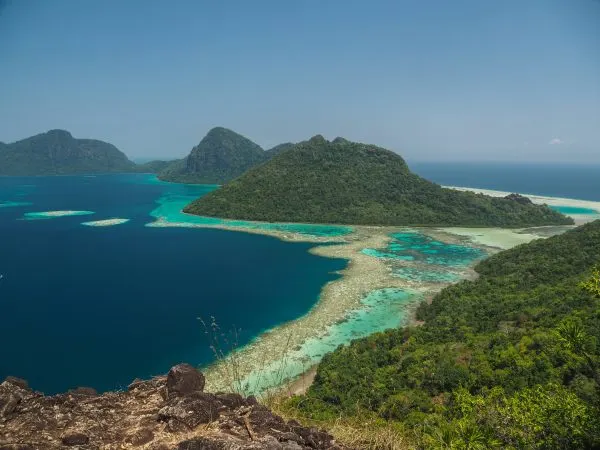 Vista panorámica de las islas tropicales de Borneo con aguas turquesas y formaciones de coral. Un lugar perfecto para tu luna de miel.