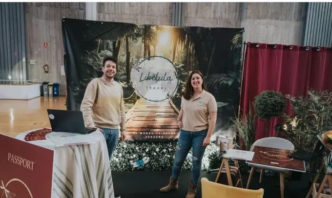 Equipo de Libélula Travel en su stand en la feria de bodas LOVE DAY en Santander, Cantabria. Ayudándote a organizar tu luna de miel.