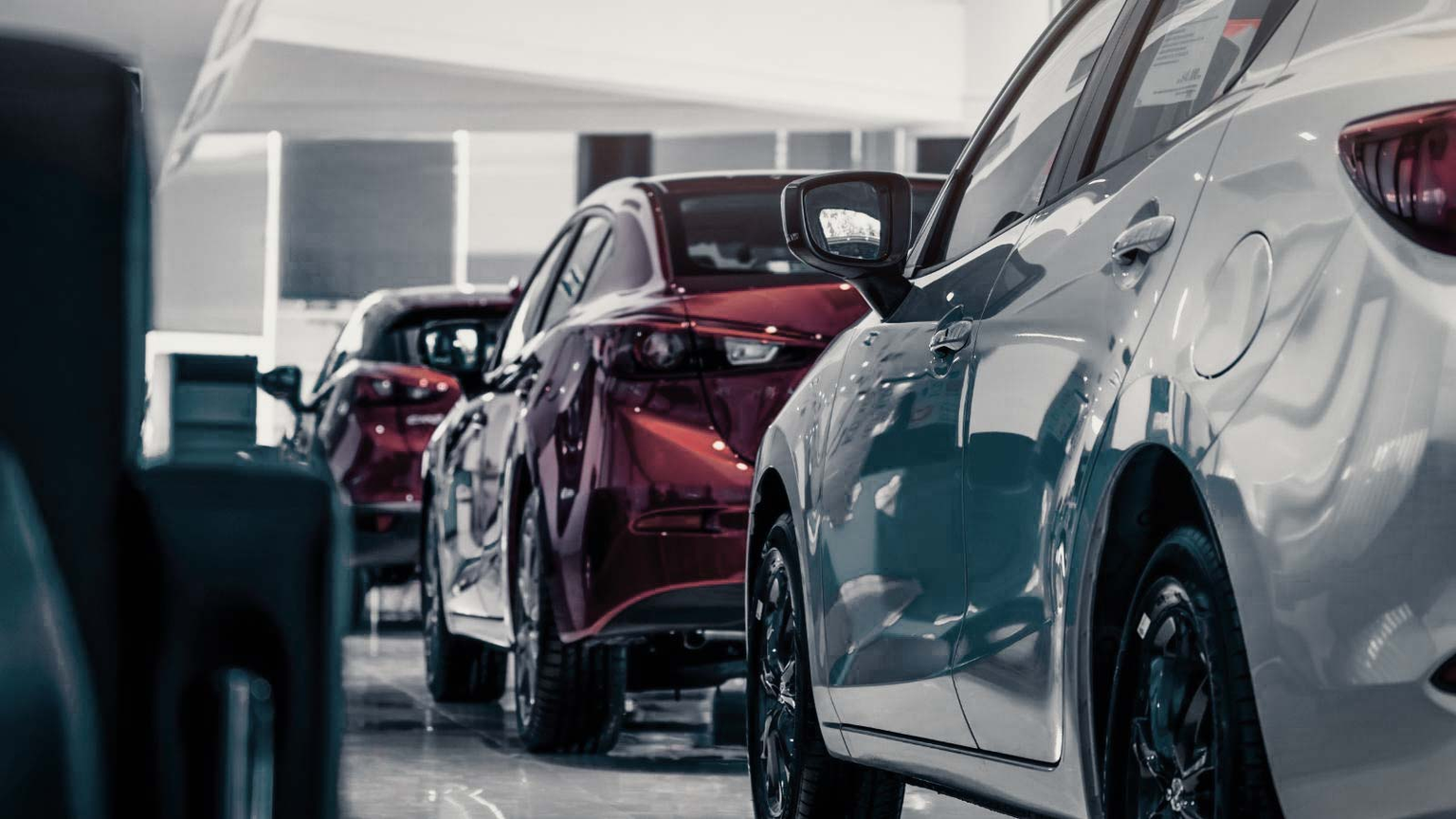 Drei Autos hintereinander im Werk