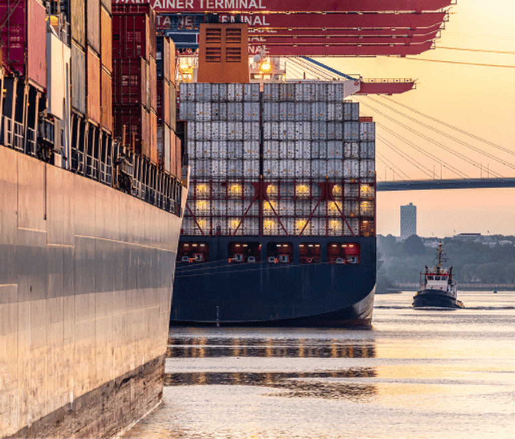 Containerschiffe auf dem Wasser im Abendlicht