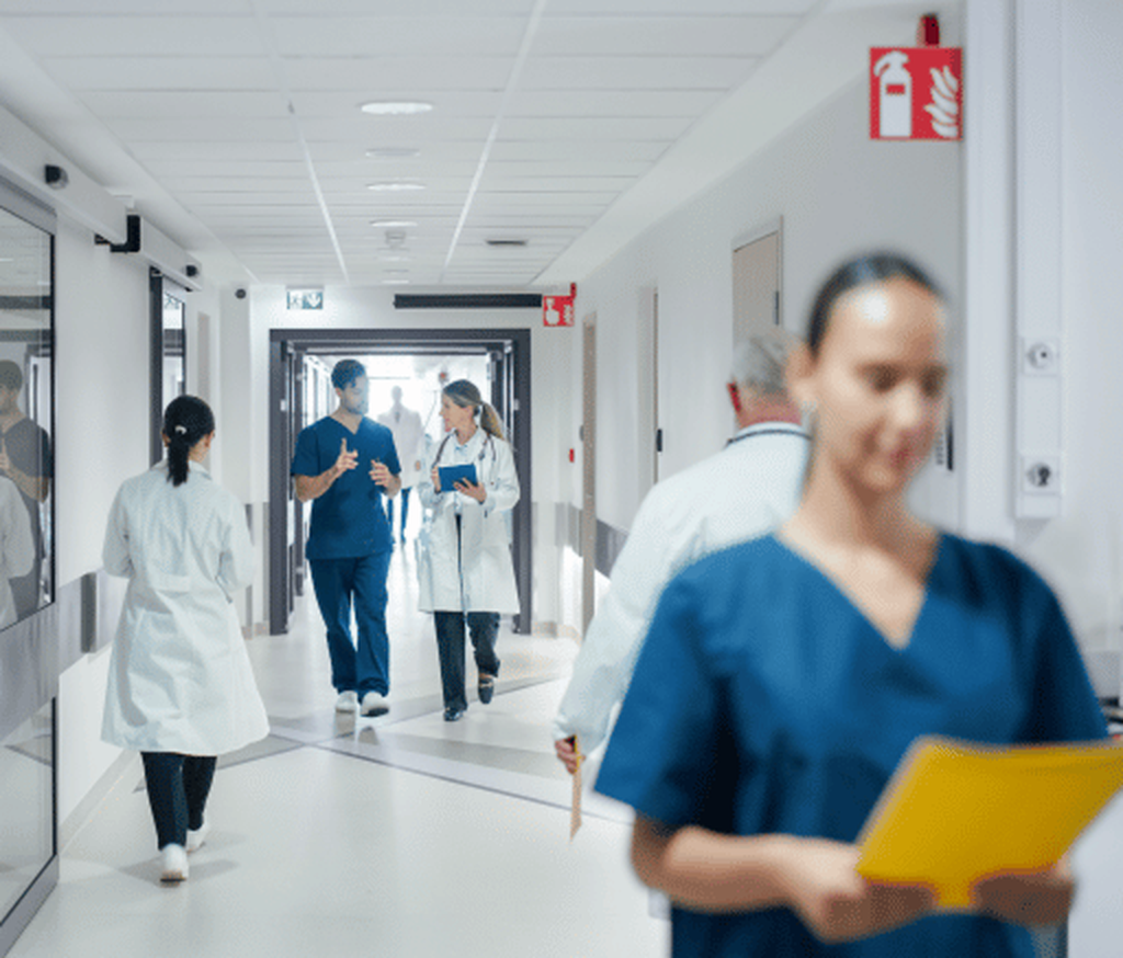 Krankenhauspersonal in Arztkittel läuft durch Krankenhausflur