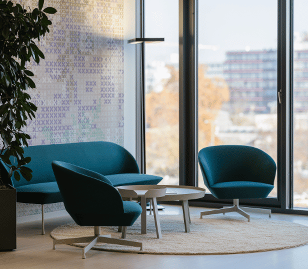 Empfangsbereich mit Tisch und Sofamöbeln im Garancy-Büro am Ernst-Reuter-Platz in Berlin