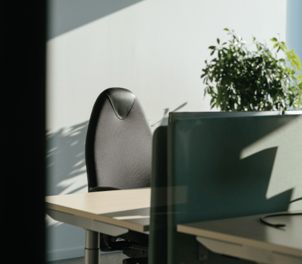 Arbeitsplatz mit Schreibtisch und Stuhl im Garancy-Büro
