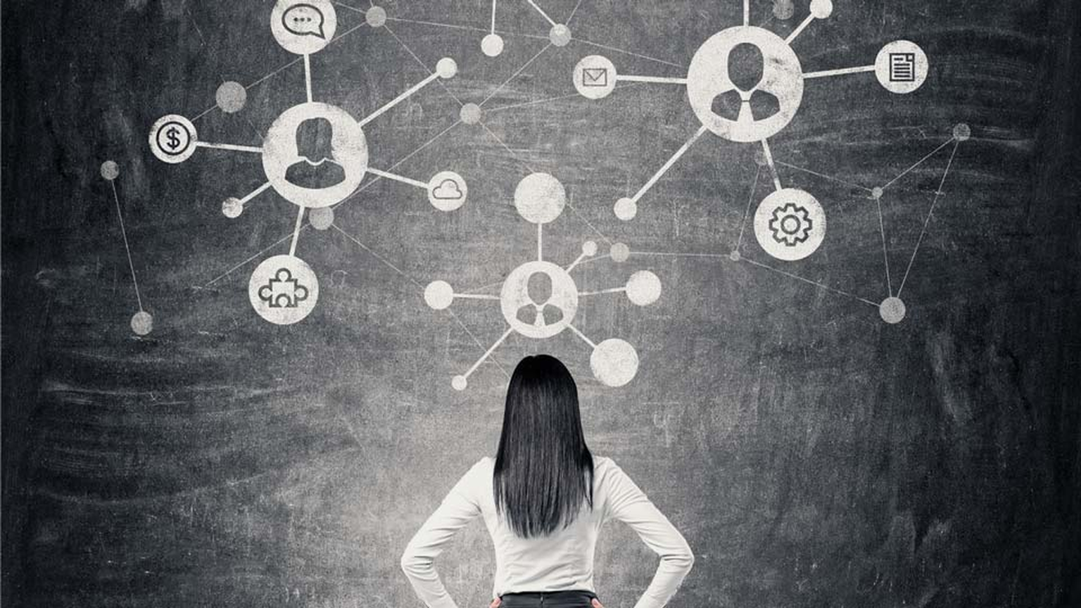 Frau schaut auf schwarze Wand mit Connection-Symbolen