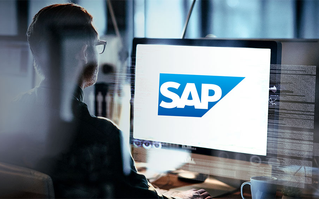 Mann am Computer mit SAP-Logo auf dem Bildschirm