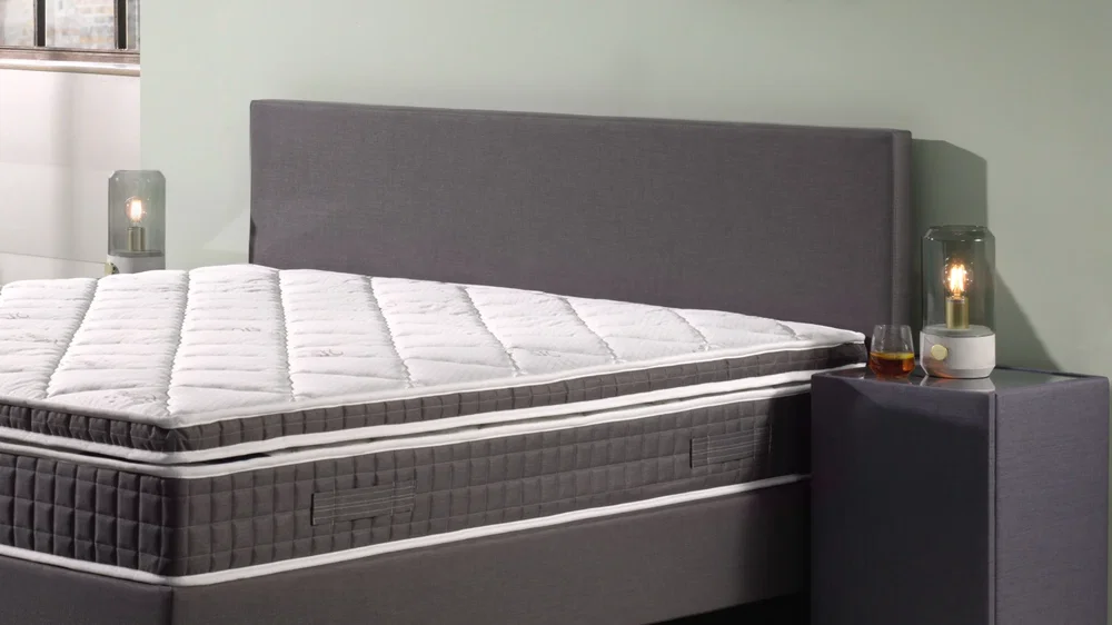 Sleepy Scandinavian Storage hotelbox zonder beddengoed, met zicht op de complete bedopbouw