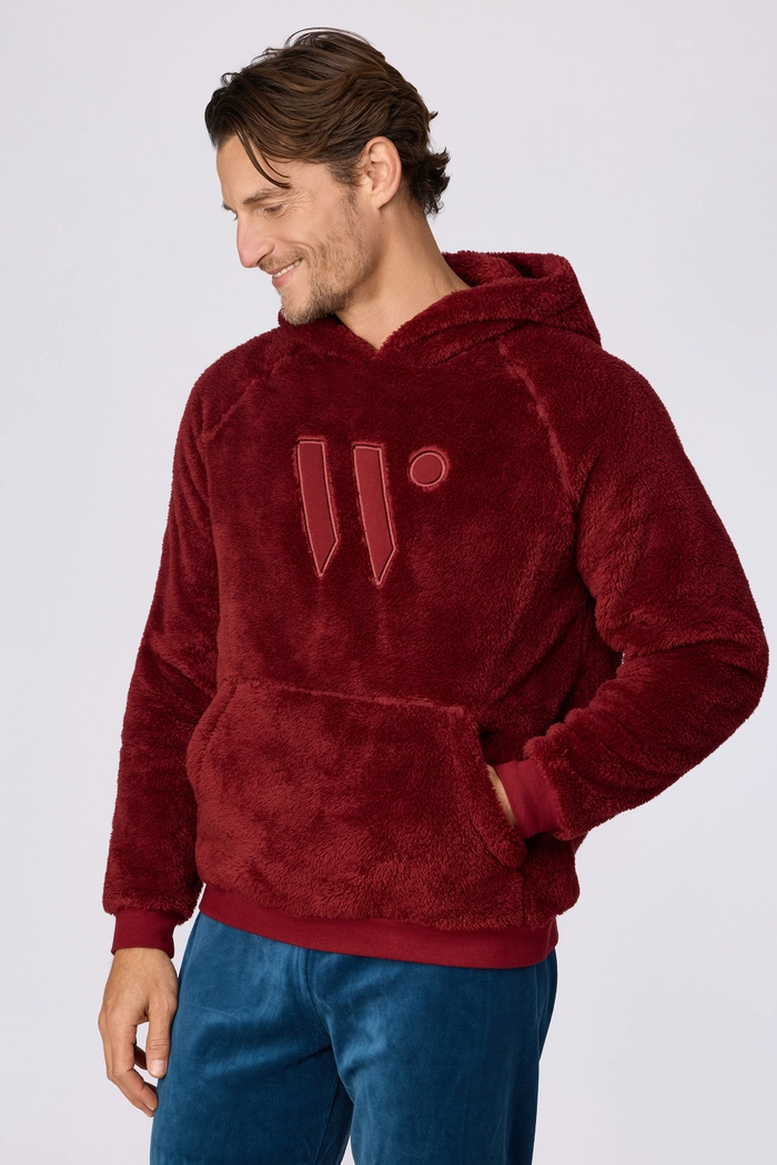 Woody Teddy huispak voor heren met bordeaux teddyhoodie en blauwe veloursbroek