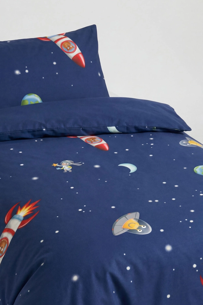 Blauw Woody Space Buddies dekbedovertrek, detail van de print