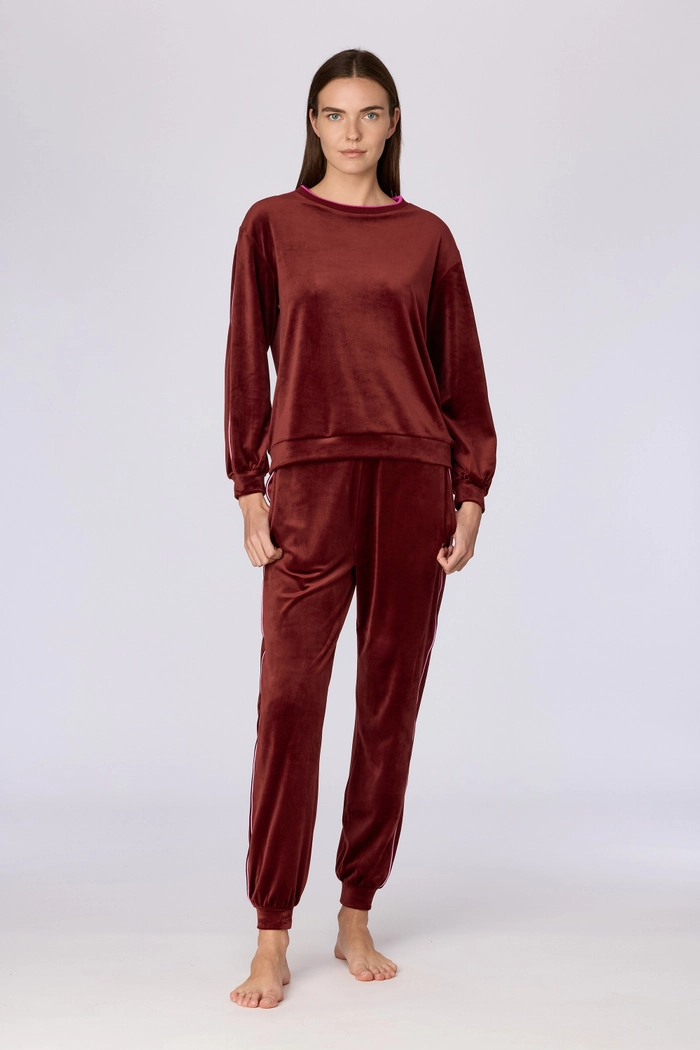Detail van het bordeaux velours huispak voor dames van Woody
