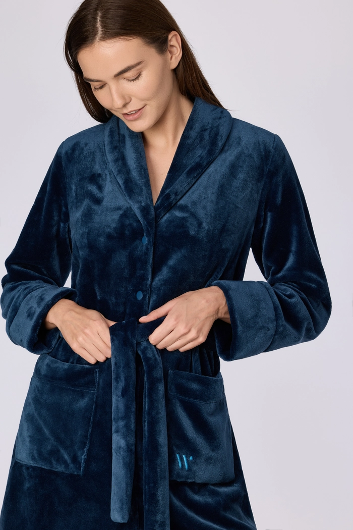 Donkerblauwe Woody fleecebadjas voor dames, detail van de stof en het model