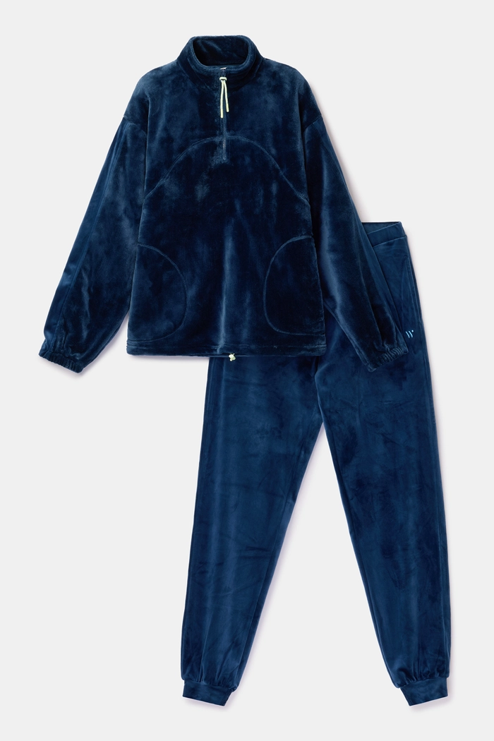 Detailfoto van het blauwe velours huispak voor dames van Woody