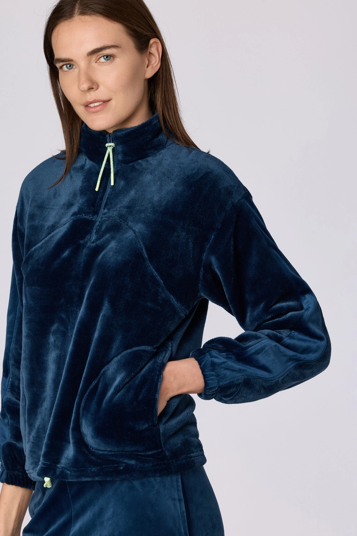 Blauw Woody velours huispak voor dames, gedragen door een model