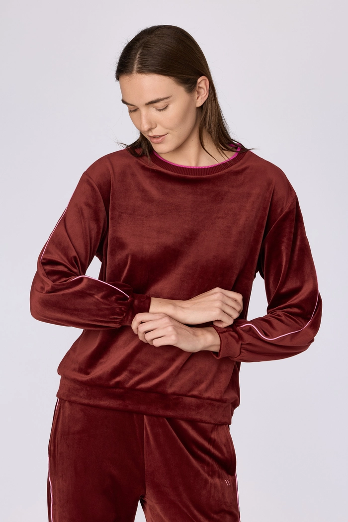 Afwerking en details van het bordeaux Woody velours huispak