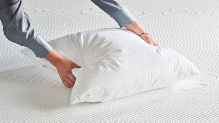 Afwerking van het SwissSleep Butterfly hoofdkussen