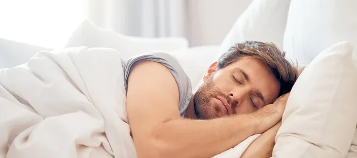 Slapende man onder dekbed