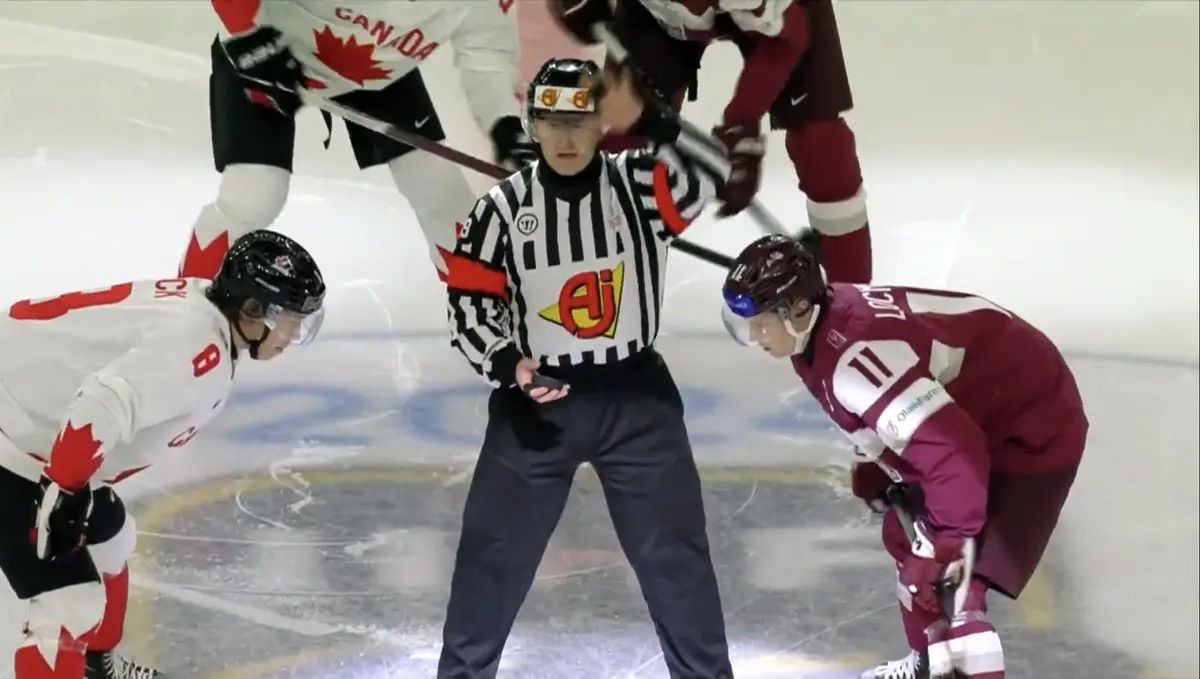 Referee in ice hockey using eye tracking