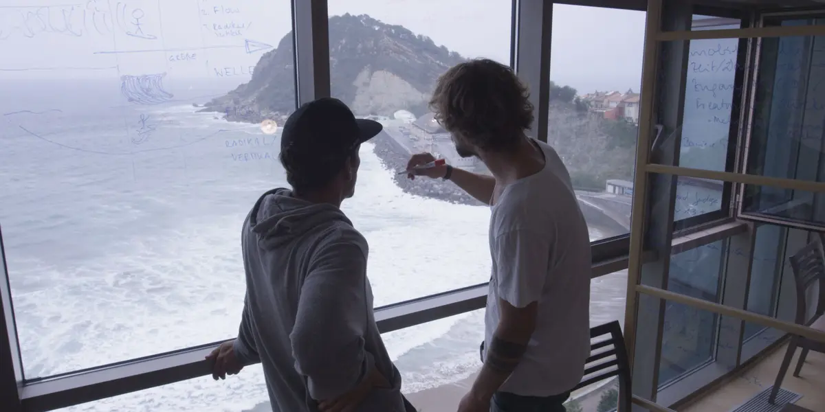 Tobii Pro eye tracking technology is used to analyze surfers’ gaze patterns