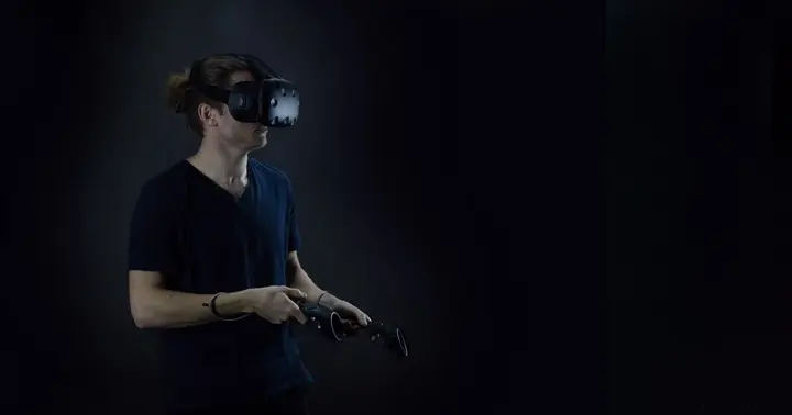 Enhanced avatar interactions with eye tracking in VR games 