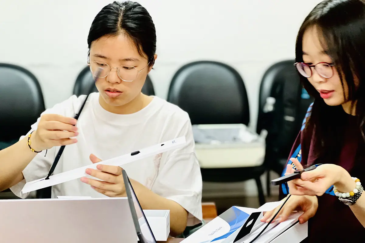 学生们正在开箱安装Tobii Pro Spark眼动仪