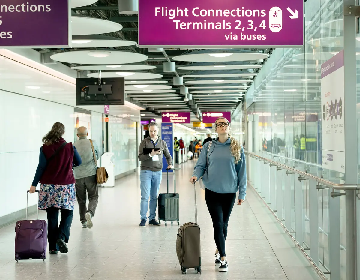 使用Tobii Pro Glasses 3协助在希思罗机场导航的旅客的Tobii Insight Services专家分析。