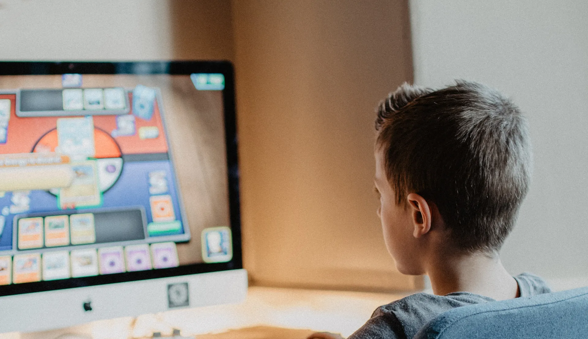 視線入力でゲームをする場合、自閉スペクトラム症児の注意の発達にどのような影響があるのか？