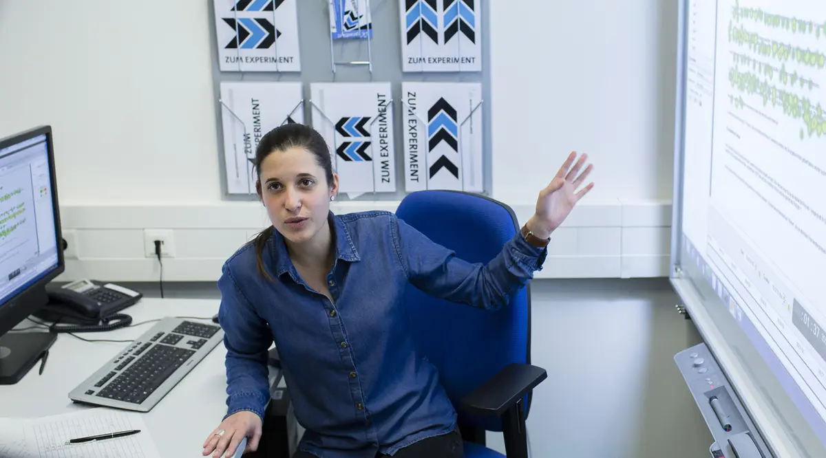 A researcher at the Hamburg University lab point out to a heatmap.
