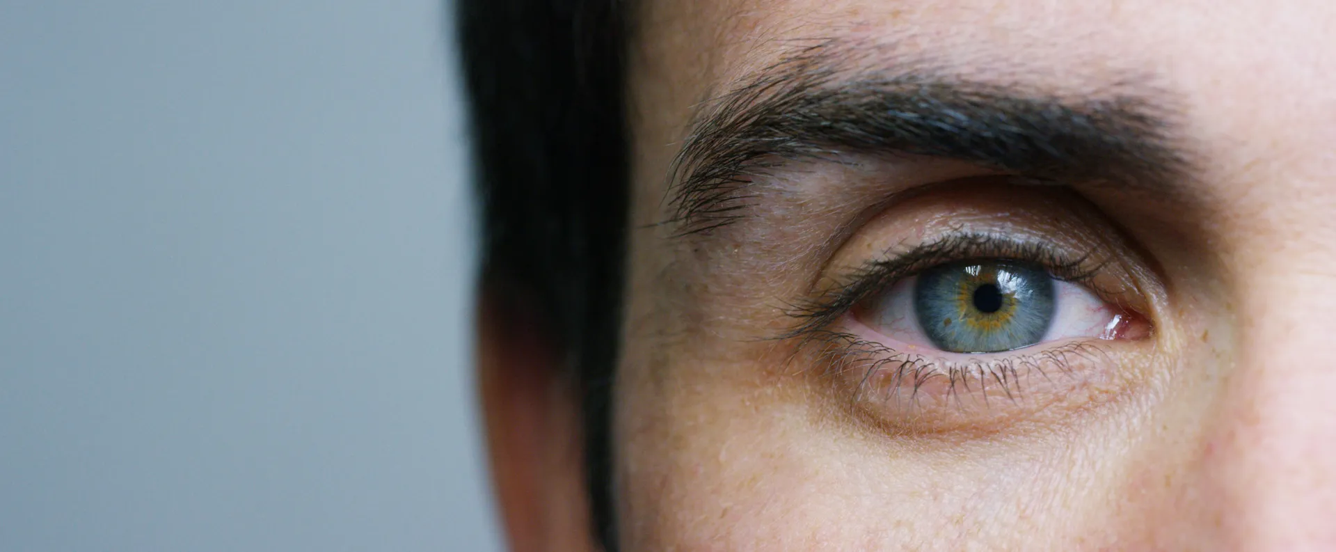 Gaze contingency in simulations of artificial vision