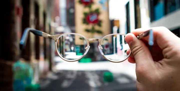 Nearsightedness: How can going for a walk help?