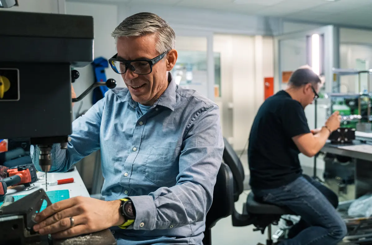 En utilisant plusieurs paires d'Eye Tracker portés, vous pouvez enregistrer simultanément plusieurs experts effectuant des tâches différentes, ce qui accélère le processus de formation.