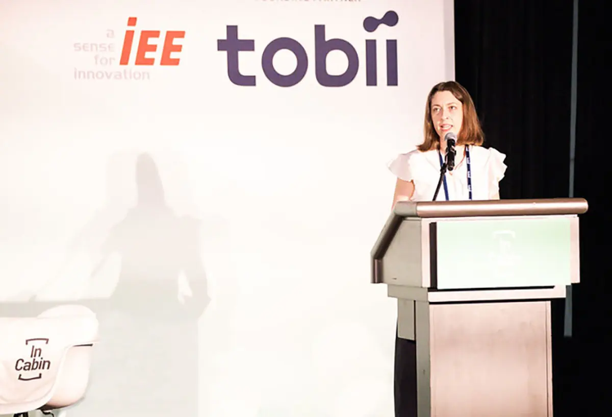 Carmen Patrascu, directora de Ventas y Marketing de Tobii Autosense, pronunciando su discurso principal en In-Cabin USA 2026.