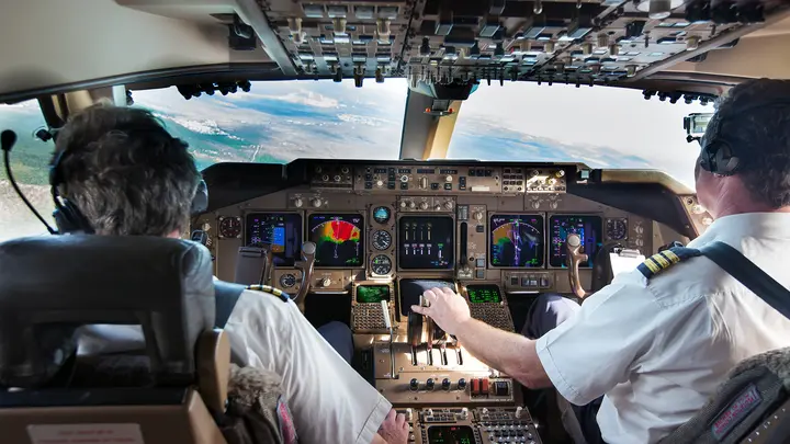Pilots’ eyes on the horizon: is one pair enough? 