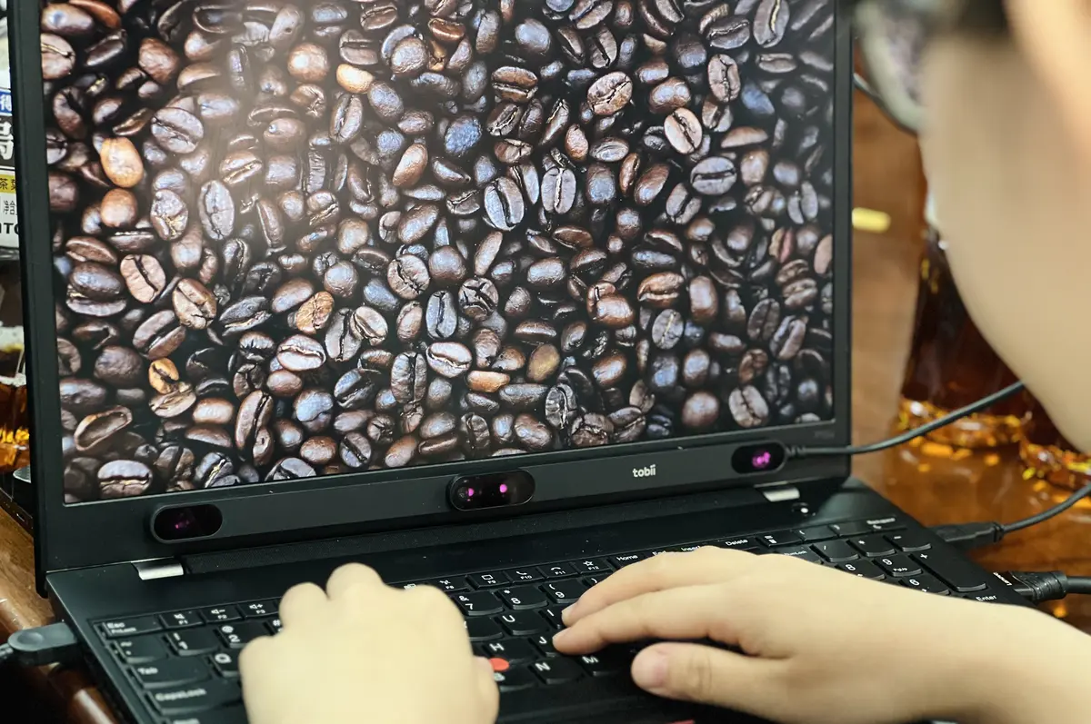 Tobii Pro Lab 소프트웨어로 아이 트래커 실험을 진행하는 학생들
