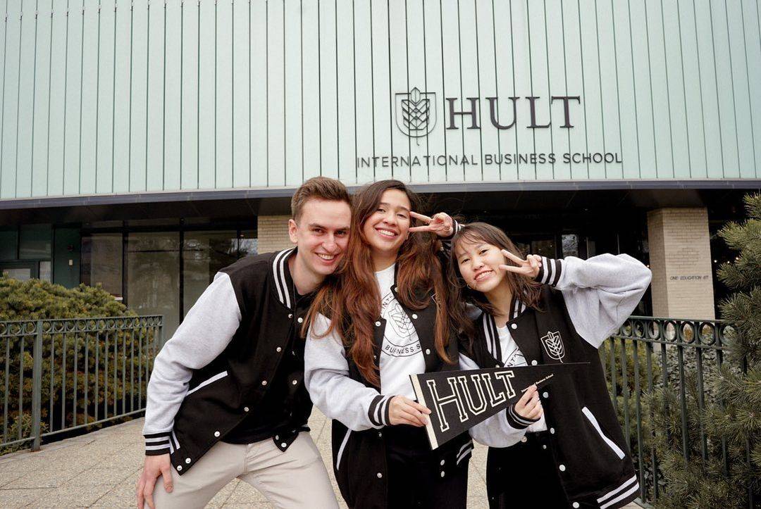 Boston Campus - students in Hult Merch