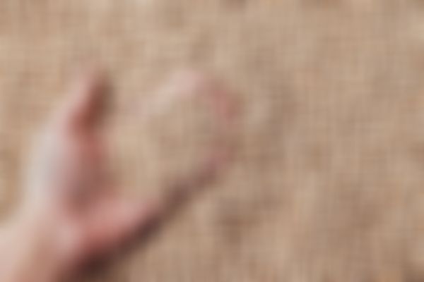 Hand in Holzpellets