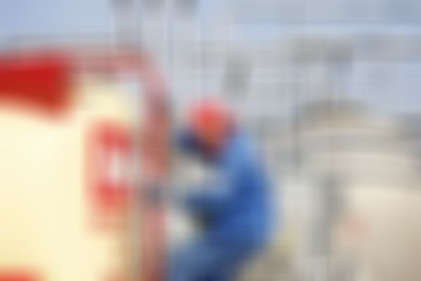 MMM Energie Mitarbeiter an Tankanlage