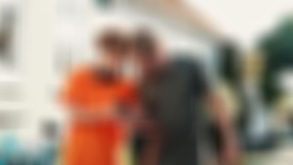zwei Junge Personen mit Smartphone