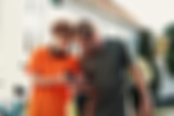 zwei Junge Personen mit Smartphone