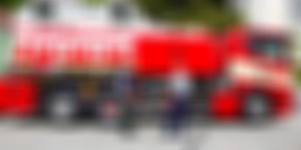 2 Männer stehen an einem MMM-Tanker