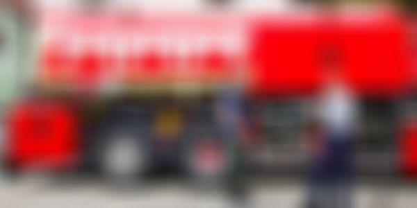 2 Männer stehen an einem MMM-Tanker
