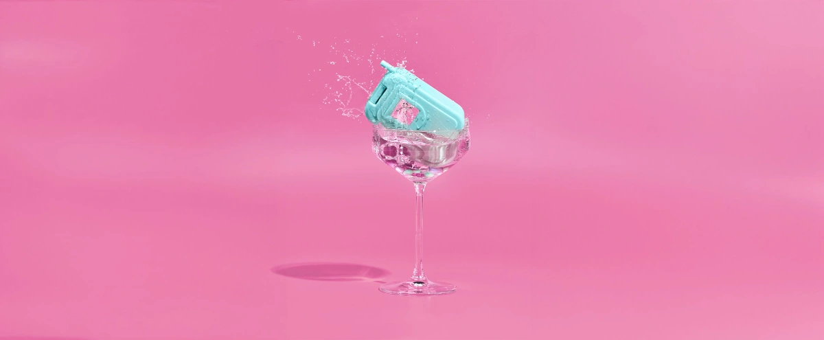 Editie 10 - Stills - B&M verhaal 4 Mama - Roze - Glas - Drank - Telefoon - Fotografie Tom ten Seldam - Styling Cheri van Rijn - Header