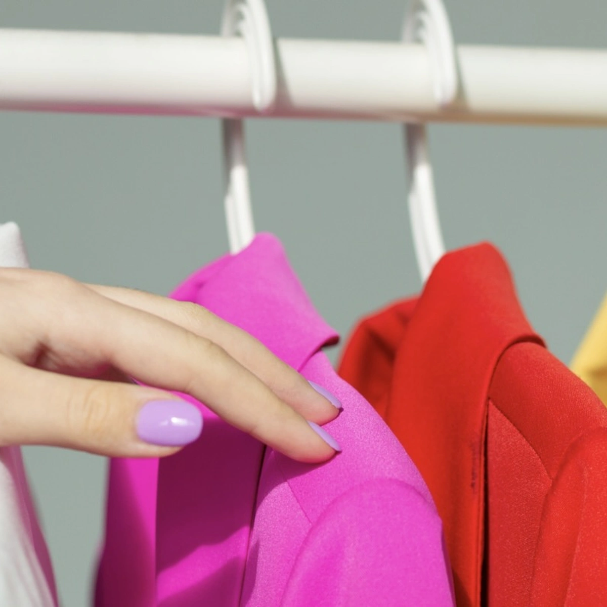 Header - kleding - rek - blouse - hand - kleren - shoppen - winkelen - shutterstock